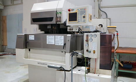 ワイヤー放電加工機